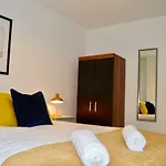 Qh31 - City Centre Location With 2 Double Bedrooms Sleeping Up To 4 People - Spacious Work Or Leisure Apartment