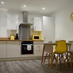 Qh31 - City Centre Location With 2 Double Bedrooms Sleeping Up To 4 People - Spacious Work Or Leisure Apartment