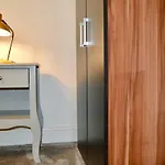 Qh31 - City Centre Location With 2 Double Bedrooms Sleeping Up To 4 People - Spacious Work Or Leisure Apartment