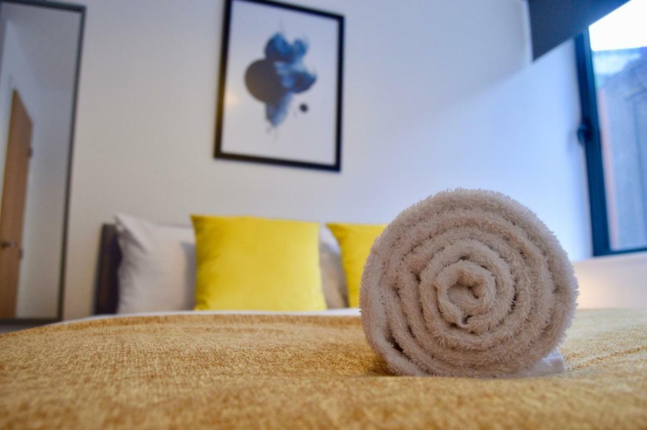 Apartment Qh31 - City Centre Location With 2 Double Bedrooms Sleeping Up To 4 People - Spacious Work Or Leisure Apartment Sheffield