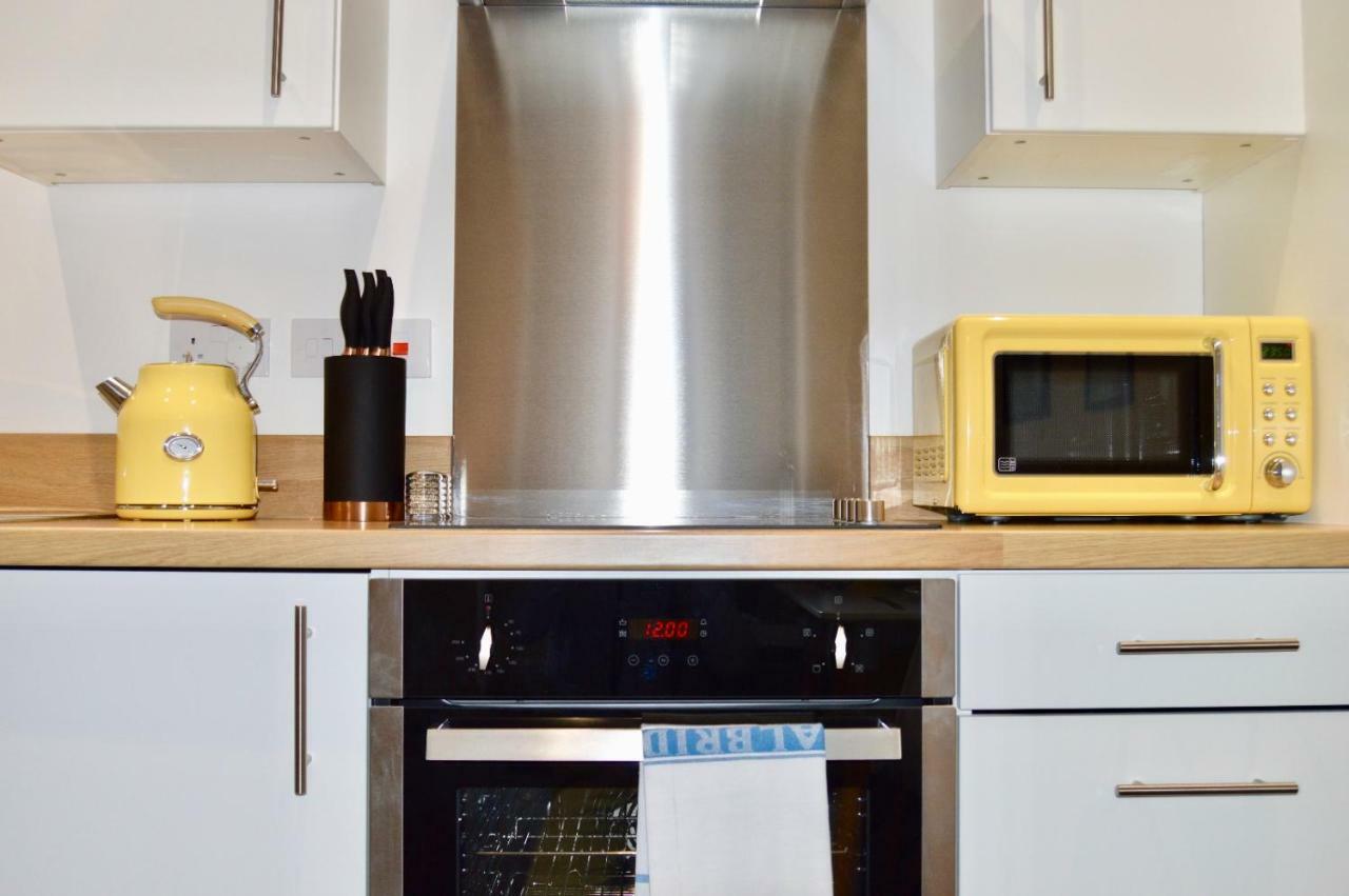 Qh31 - City Centre Location With 2 Double Bedrooms Sleeping Up To 4 People - Spacious Work Or Leisure Apartment Apartment