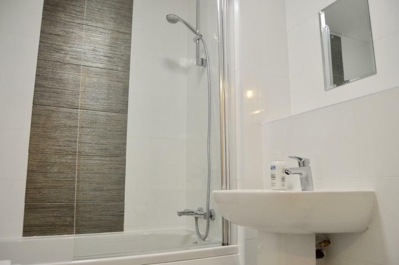 Apartment Qh31 - City Centre Location With 2 Double Bedrooms Sleeping Up To 4 People - Spacious Work Or Leisure Apartment Sheffield