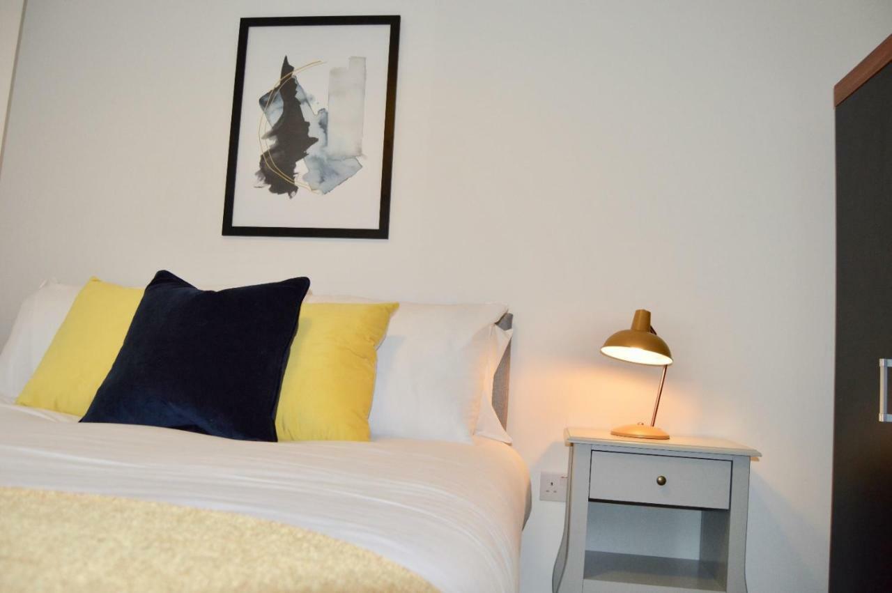 Apartment Qh31 - City Centre Location With 2 Double Bedrooms Sleeping Up To 4 People - Spacious Work Or Leisure Apartment Sheffield
