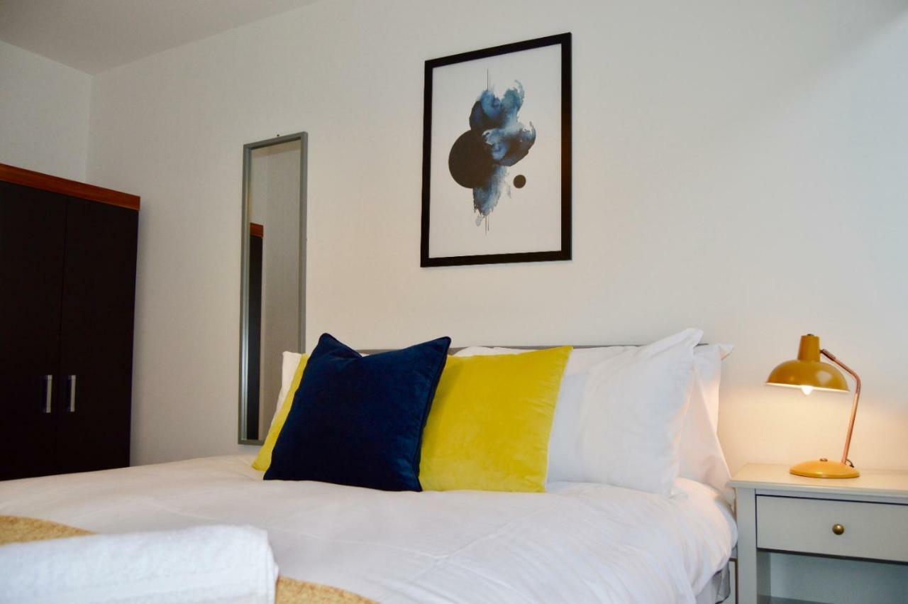 Qh31 - City Centre Location With 2 Double Bedrooms Sleeping Up To 4 People - Spacious Work Or Leisure Apartment Sheffield