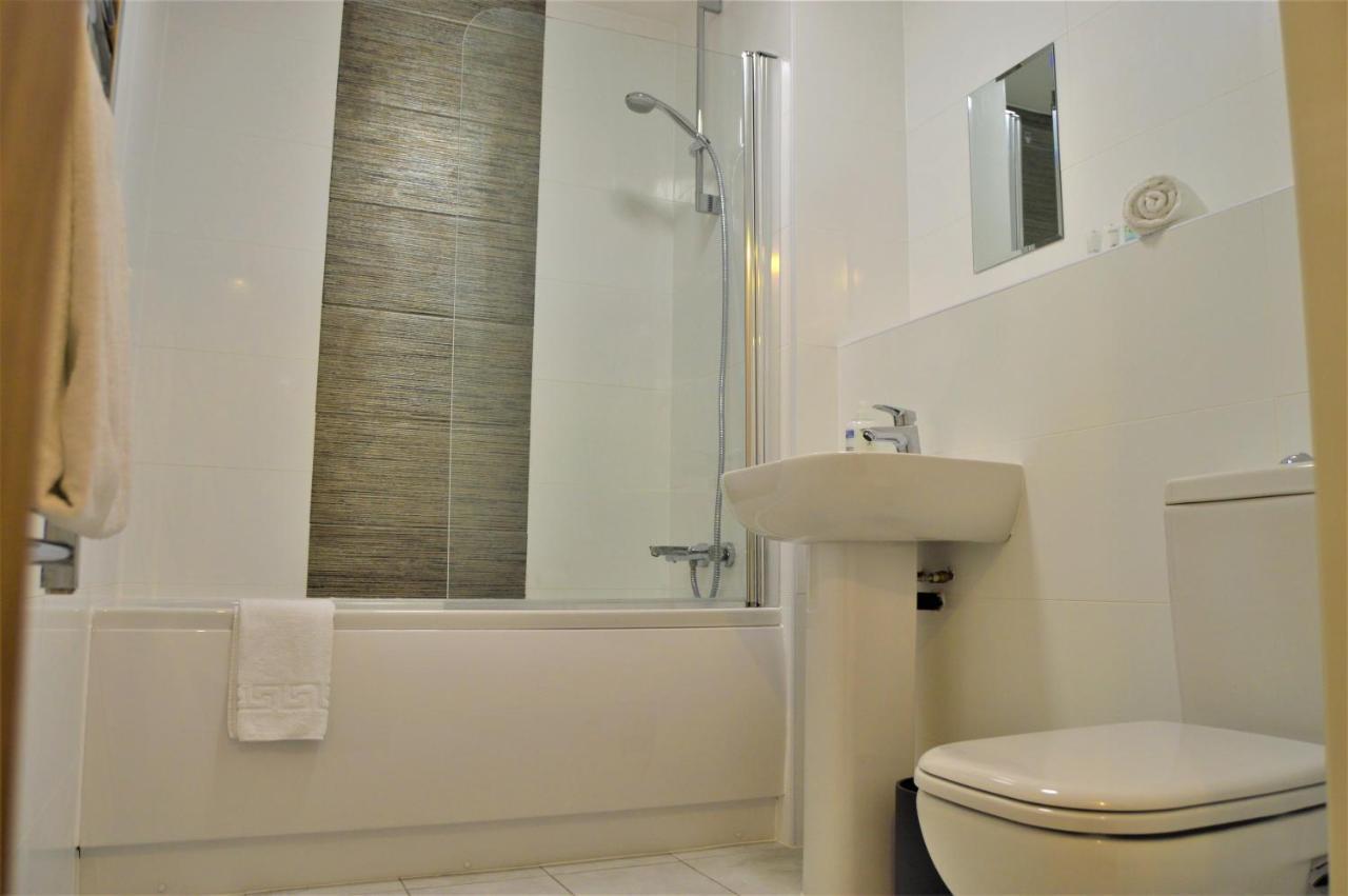 Qh31 - City Centre Location With 2 Double Bedrooms Sleeping Up To 4 People - Spacious Work Or Leisure Apartment